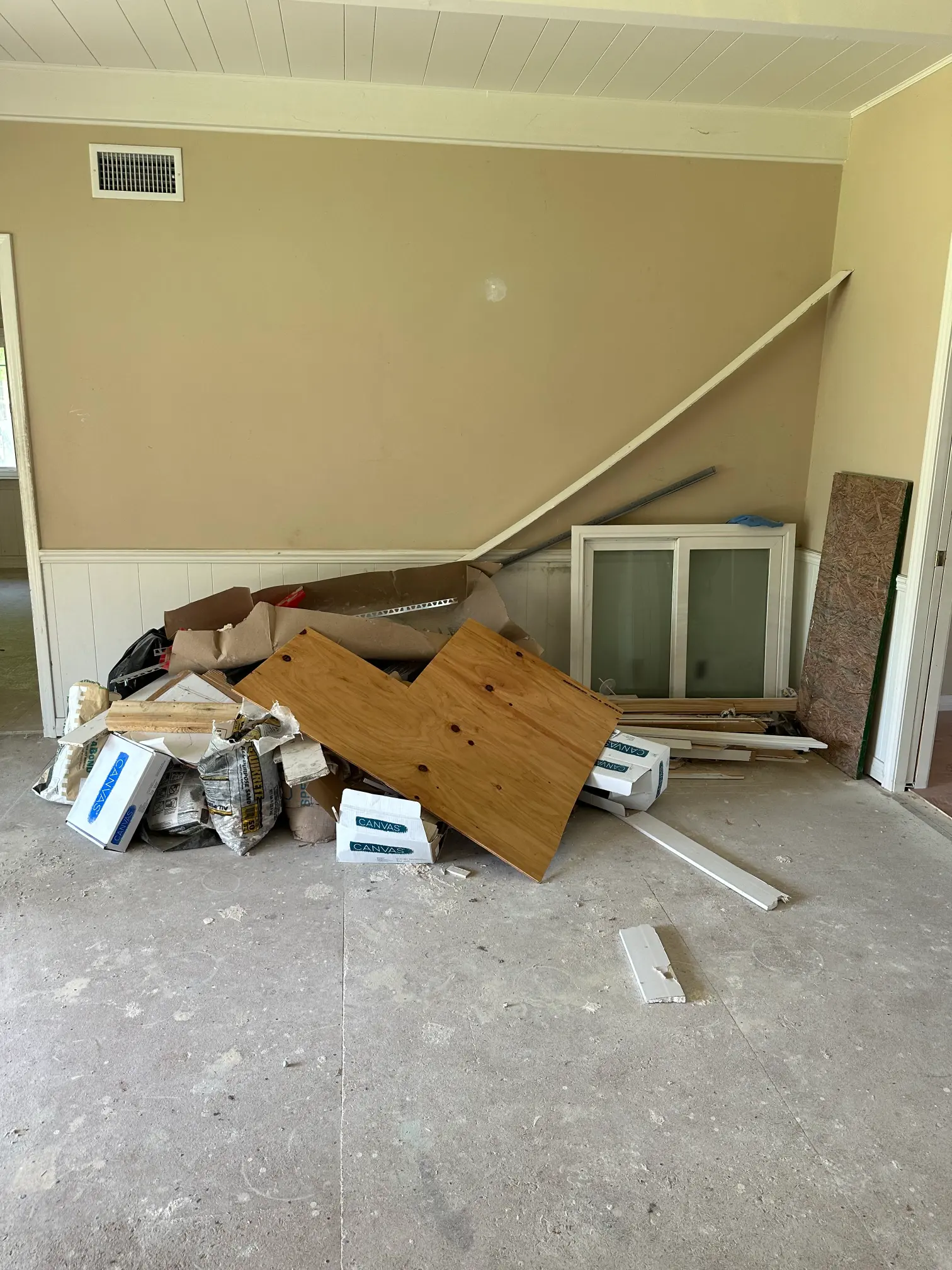 Do You Tip a Junk Hauler When It Makes Sense—and When It Doesn’t